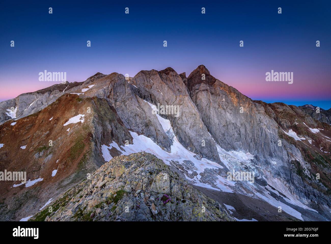 Vignemale bei einem Sommeraufgang, von der Hourquette d'Ossoue aus gesehen (Nationalpark der Pyrenäen, Cauterets, Frankreich) Stockfoto
