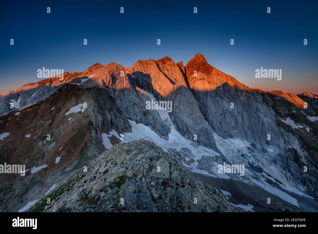 Vignemale bei einem Sommeraufgang, von der Hourquette d'Ossoue aus gesehen (Nationalpark der Pyrenäen, Cauterets, Frankreich) Stockfoto