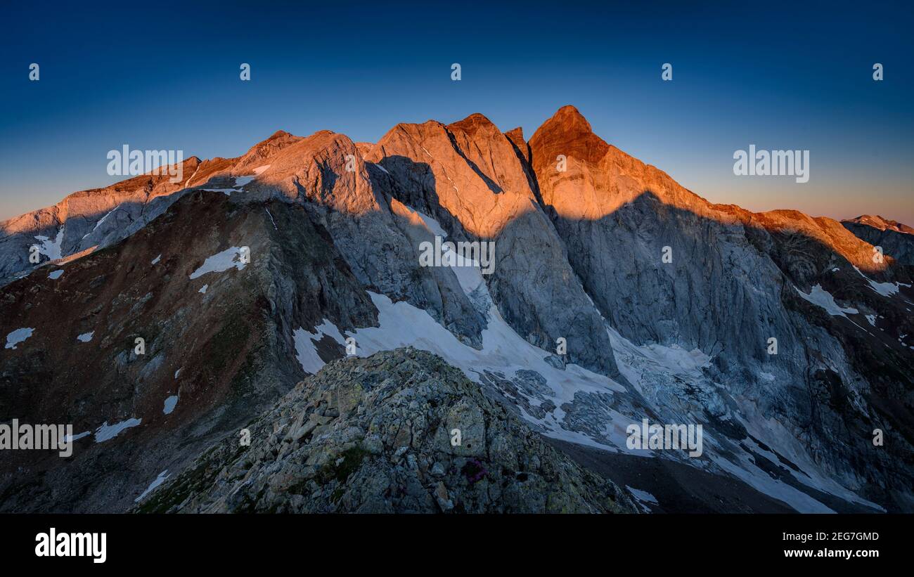 Vignemale bei einem Sommeraufgang, von der Hourquette d'Ossoue aus gesehen (Nationalpark der Pyrenäen, Cauterets, Frankreich) Stockfoto
