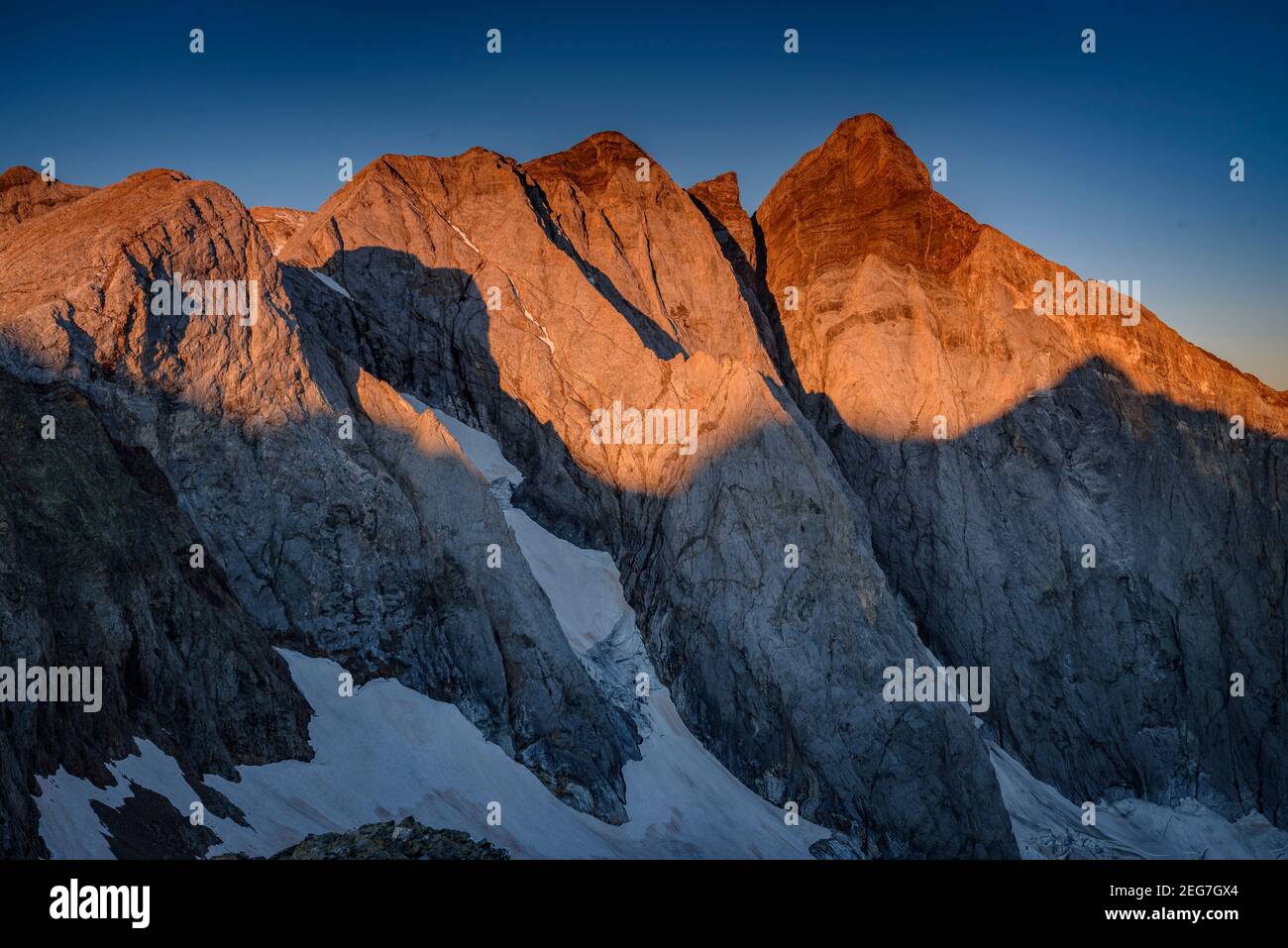 Vignemale bei einem Sommeraufgang, von der Hourquette d'Ossoue aus gesehen (Nationalpark der Pyrenäen, Cauterets, Frankreich) Stockfoto