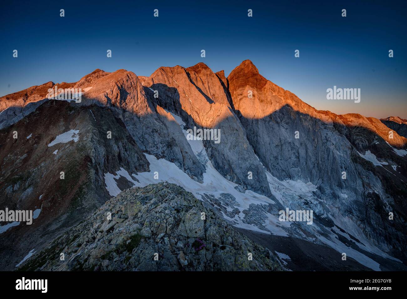 Vignemale bei einem Sommeraufgang, von der Hourquette d'Ossoue aus gesehen (Nationalpark der Pyrenäen, Cauterets, Frankreich) Stockfoto