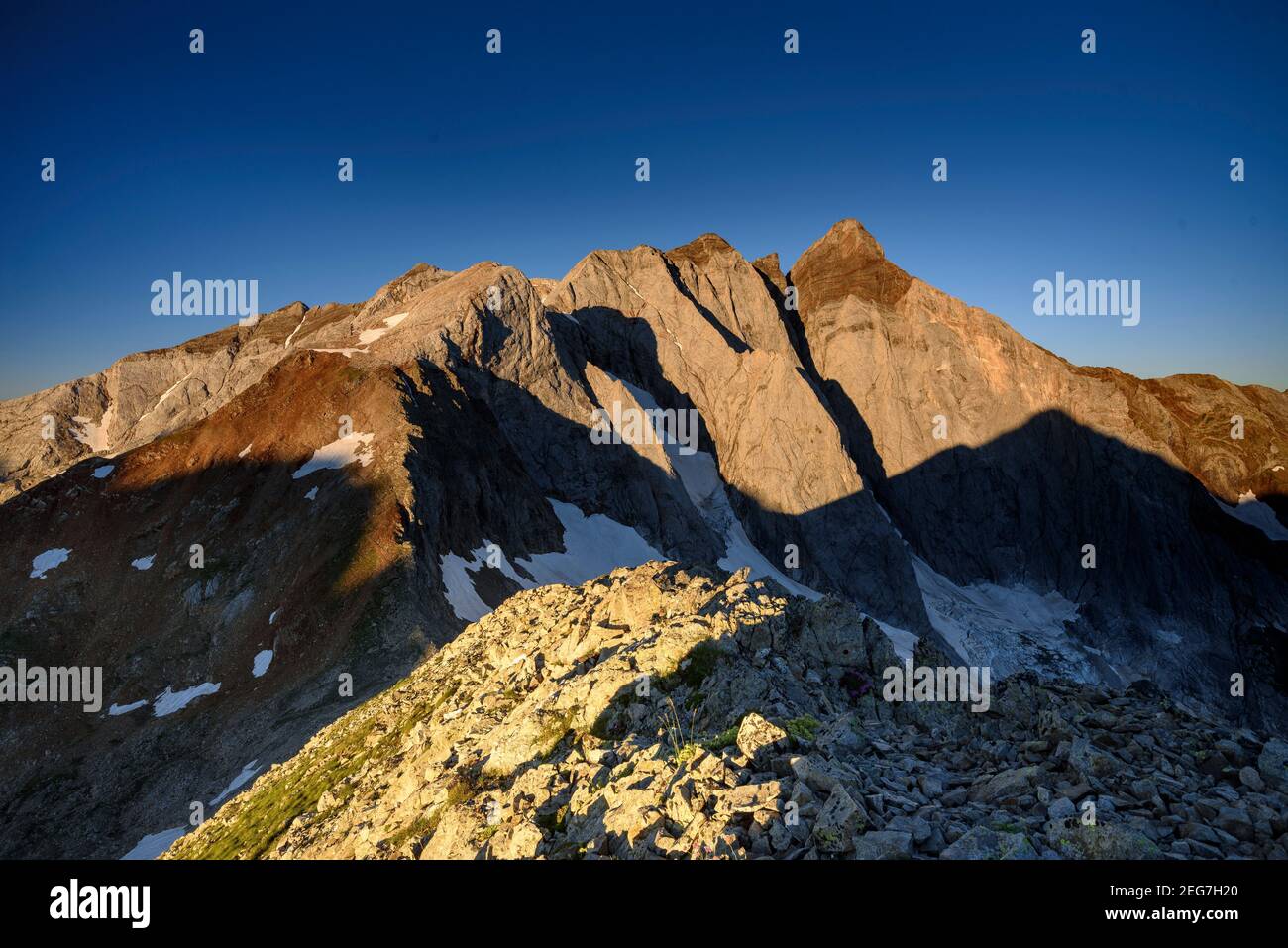 Vignemale bei einem Sommeraufgang, von der Hourquette d'Ossoue aus gesehen (Nationalpark der Pyrenäen, Cauterets, Frankreich) Stockfoto