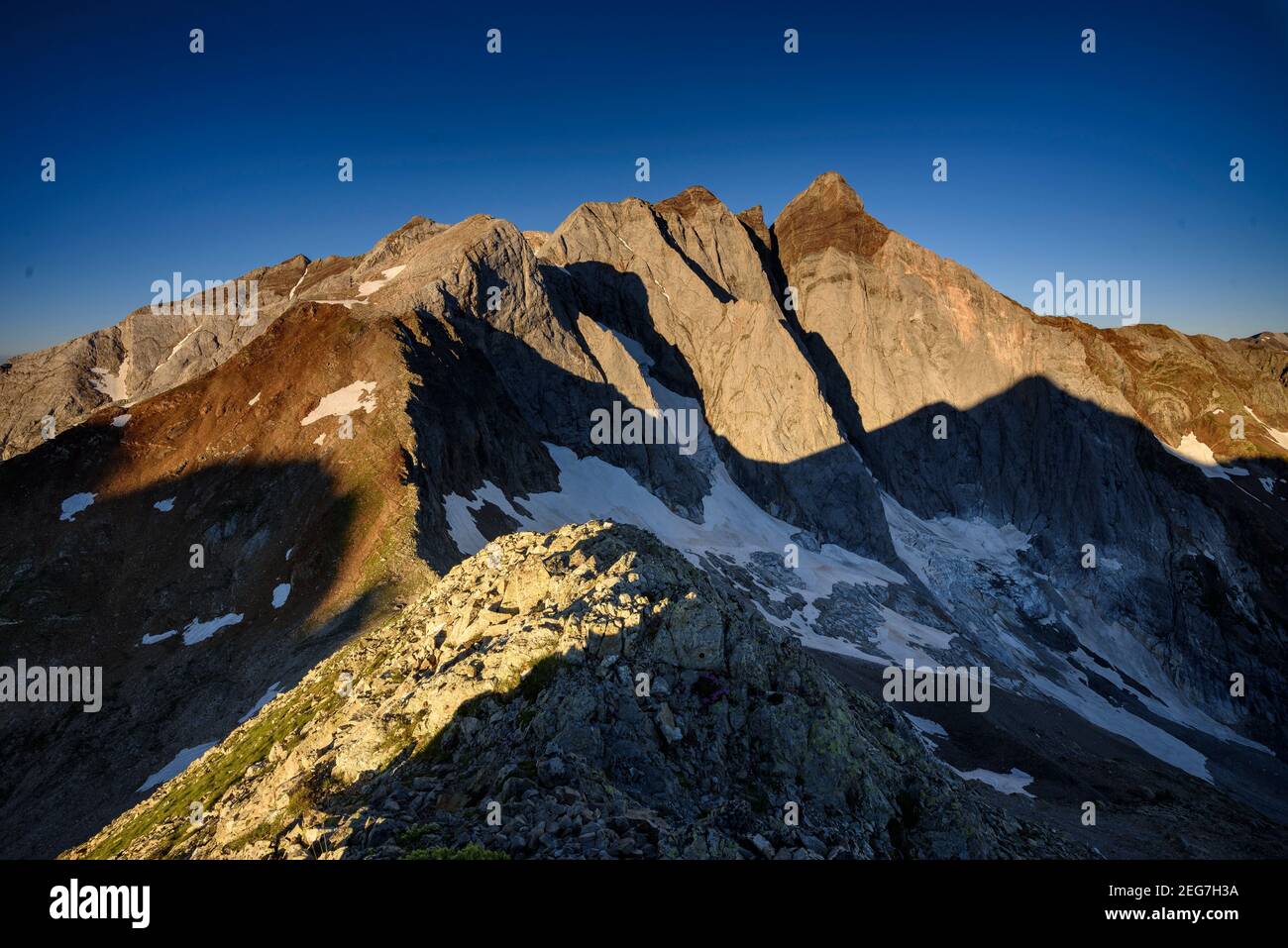 Vignemale bei einem Sommeraufgang, von der Hourquette d'Ossoue aus gesehen (Nationalpark der Pyrenäen, Cauterets, Frankreich) Stockfoto