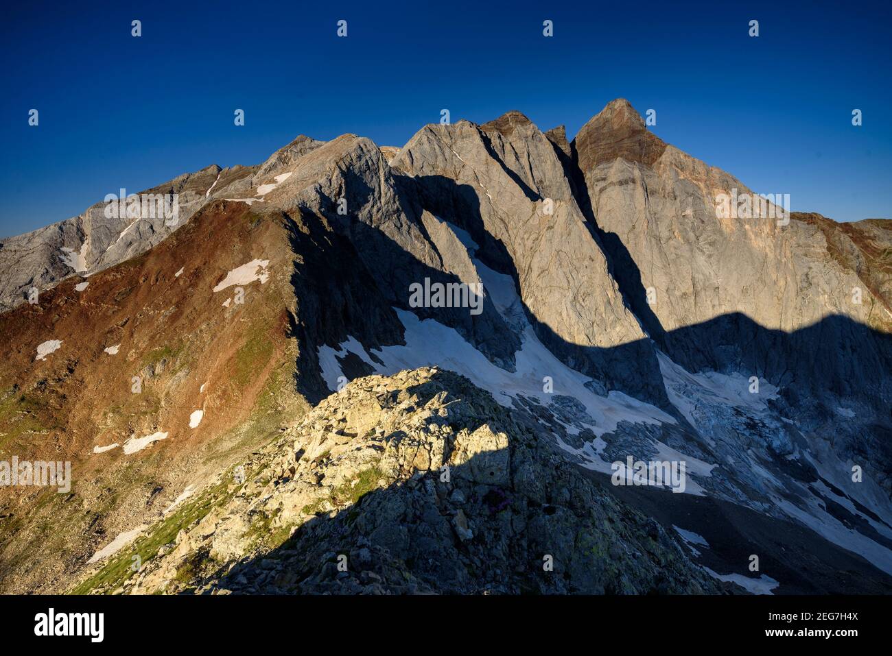 Vignemale bei einem Sommeraufgang, von der Hourquette d'Ossoue aus gesehen (Nationalpark der Pyrenäen, Cauterets, Frankreich) Stockfoto