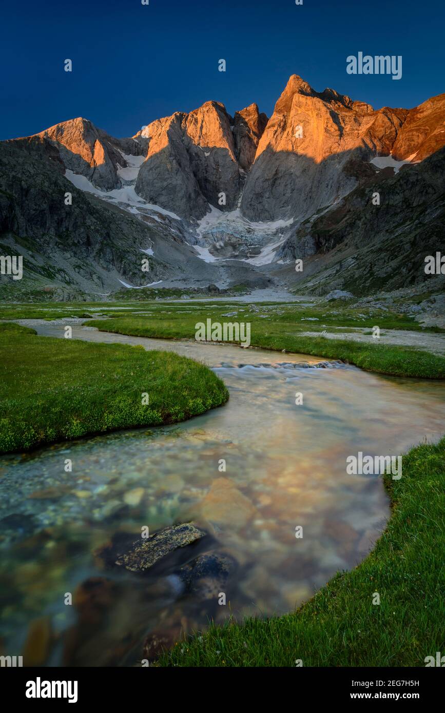 Vignemale bei einem Sommeraufgang von der Schutzhütte Oulettes de Gaube aus gesehen (Nationalpark der Pyrenäen, Cauterets, Frankreich) Stockfoto