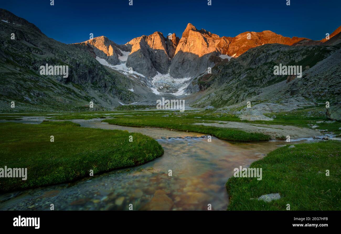 Vignemale bei einem Sommeraufgang von der Schutzhütte Oulettes de Gaube aus gesehen (Nationalpark der Pyrenäen, Cauterets, Frankreich) Stockfoto