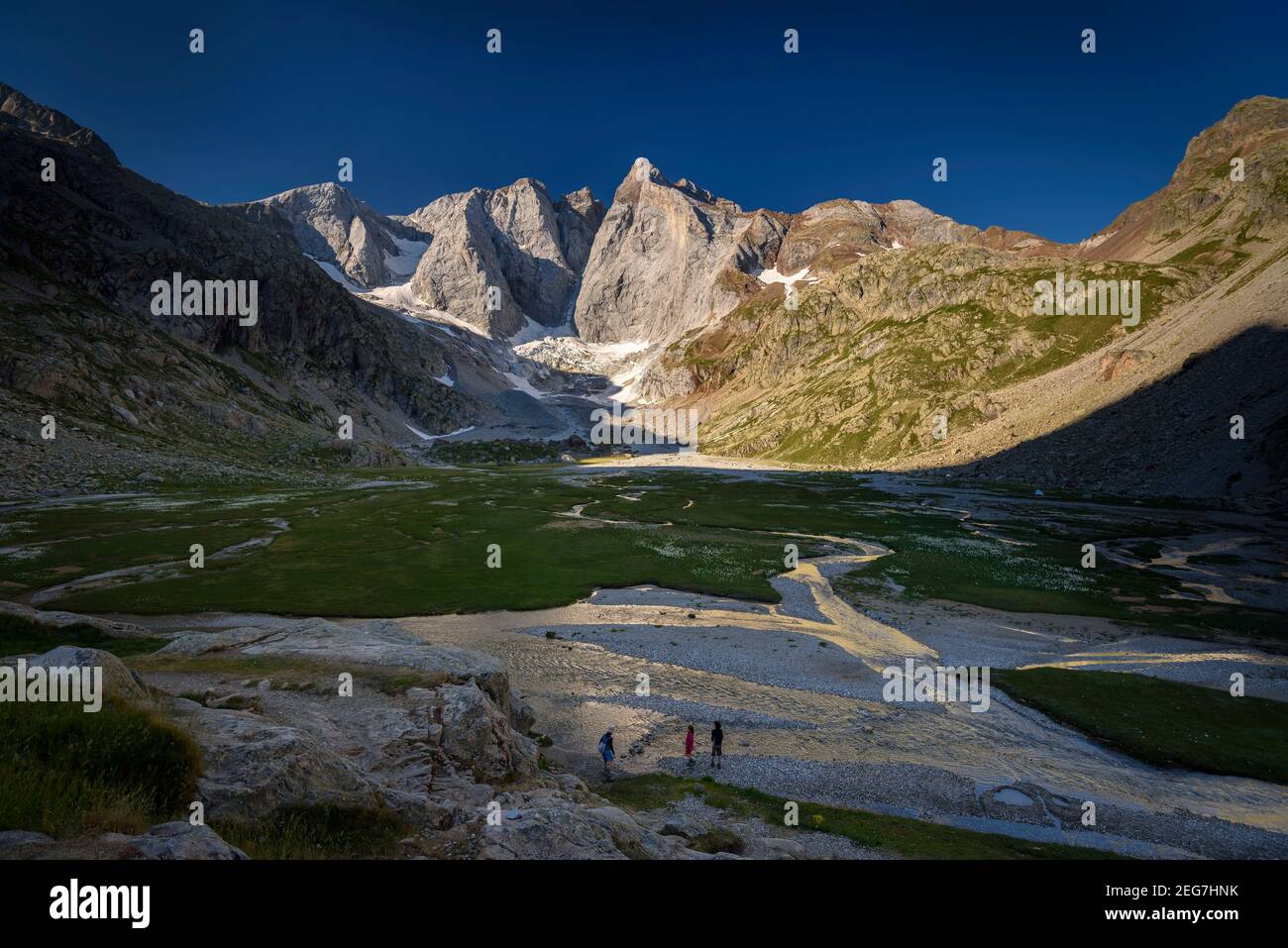 Vignemale bei einem Sommeraufgang von der Schutzhütte Oulettes de Gaube aus gesehen (Nationalpark der Pyrenäen, Cauterets, Frankreich) Stockfoto