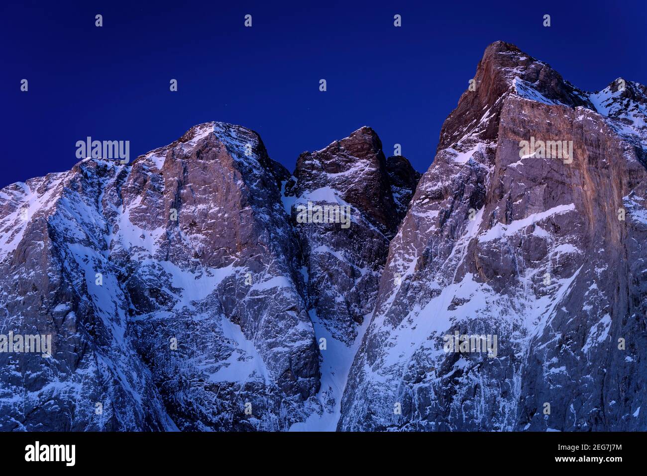 Vignemale im Winter - Sonnenaufgang im Frühling, von der Schutzhütte Oulettes de Gaube aus gesehen (Nationalpark der Pyrenäen, Cauterets, Frankreich) Stockfoto