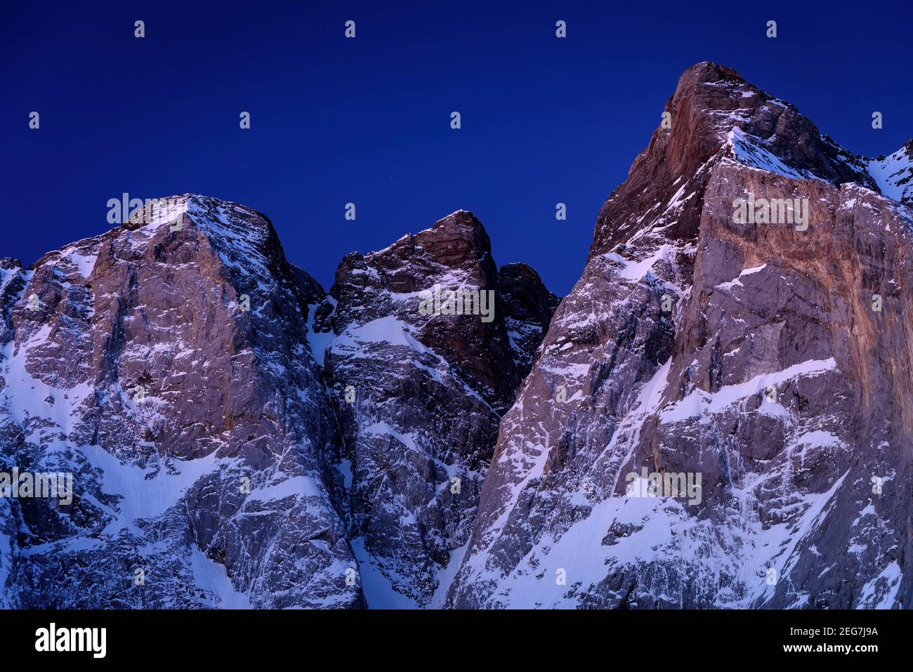Vignemale im Winter - Sonnenaufgang im Frühling, von der Schutzhütte Oulettes de Gaube aus gesehen (Nationalpark der Pyrenäen, Cauterets, Frankreich) Stockfoto