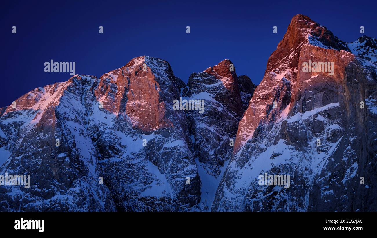Vignemale im Winter - Sonnenaufgang im Frühling, von der Schutzhütte Oulettes de Gaube aus gesehen (Nationalpark der Pyrenäen, Cauterets, Frankreich) Stockfoto
