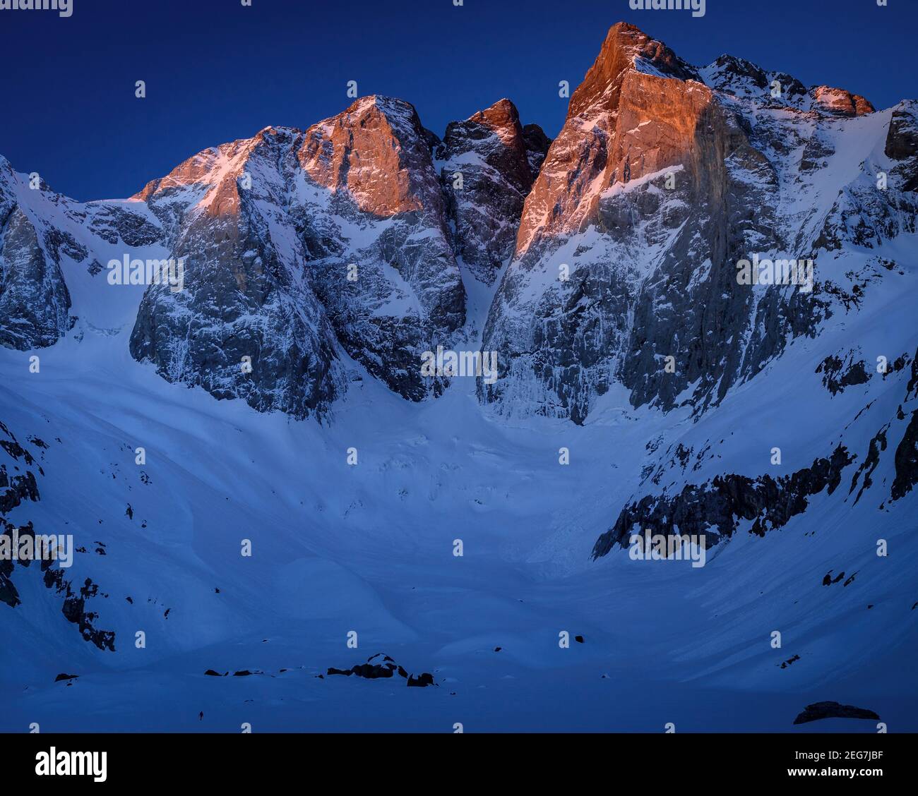 Vignemale im Winter - Sonnenaufgang im Frühling, von der Schutzhütte Oulettes de Gaube aus gesehen (Nationalpark der Pyrenäen, Cauterets, Frankreich) Stockfoto