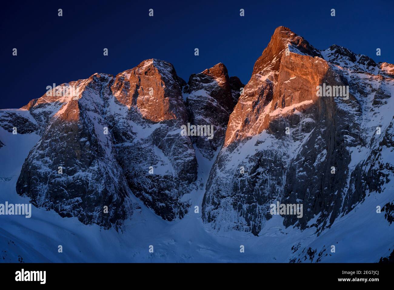 Vignemale im Winter - Sonnenaufgang im Frühling, von der Schutzhütte Oulettes de Gaube aus gesehen (Nationalpark der Pyrenäen, Cauterets, Frankreich) Stockfoto
