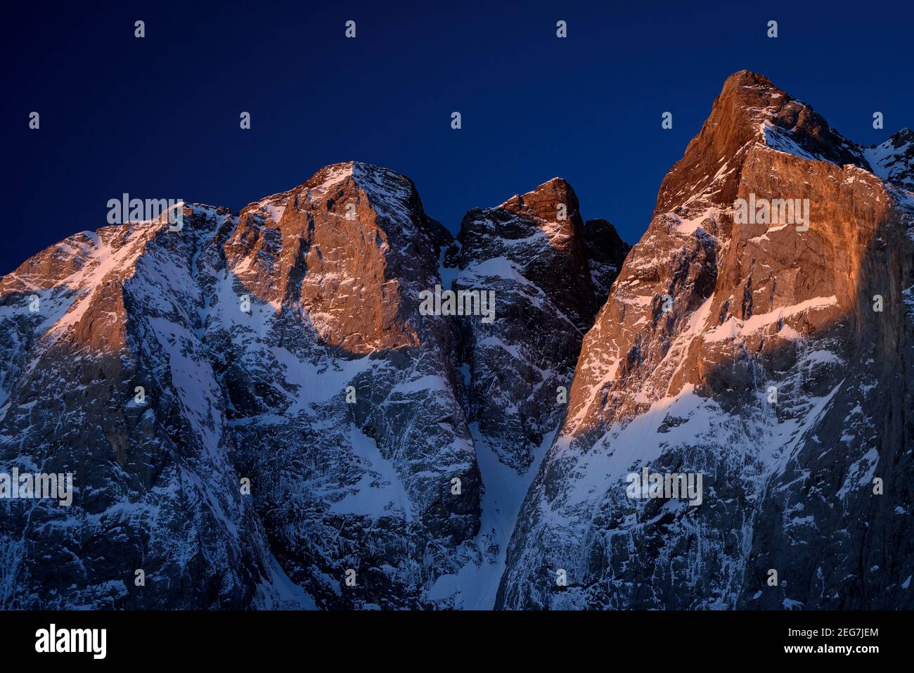 Vignemale im Winter - Sonnenaufgang im Frühling, von der Schutzhütte Oulettes de Gaube aus gesehen (Nationalpark der Pyrenäen, Cauterets, Frankreich) Stockfoto