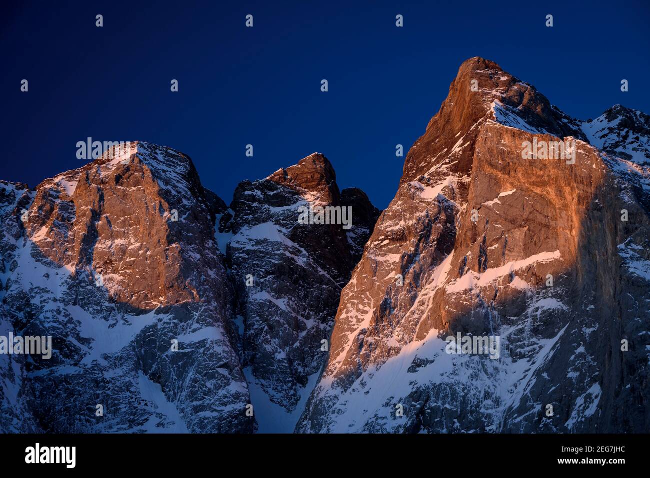 Vignemale im Winter - Sonnenaufgang im Frühling, von der Schutzhütte Oulettes de Gaube aus gesehen (Nationalpark der Pyrenäen, Cauterets, Frankreich) Stockfoto