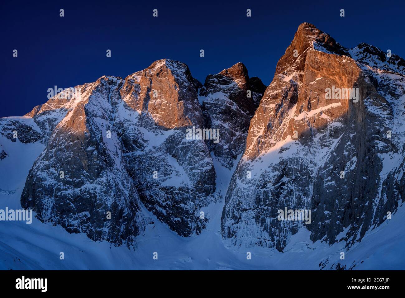 Vignemale im Winter - Sonnenaufgang im Frühling, von der Schutzhütte Oulettes de Gaube aus gesehen (Nationalpark der Pyrenäen, Cauterets, Frankreich) Stockfoto