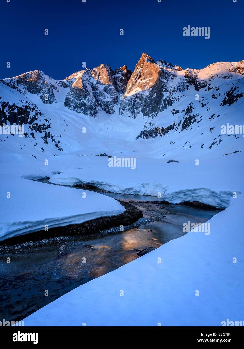 Vignemale im Winter - Sonnenaufgang im Frühling, von der Schutzhütte Oulettes de Gaube aus gesehen (Nationalpark der Pyrenäen, Cauterets, Frankreich) Stockfoto