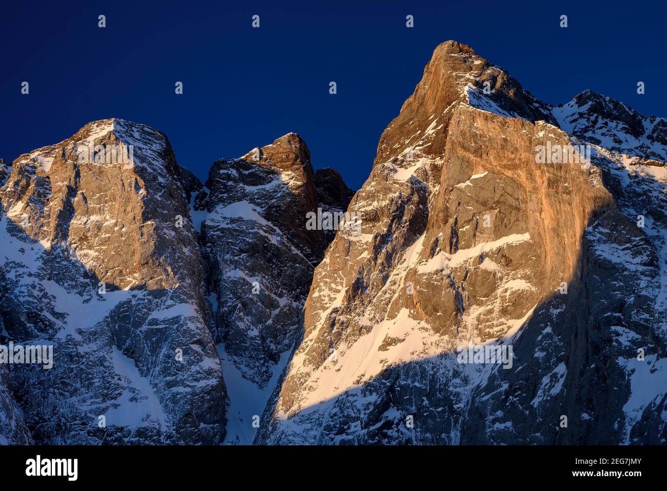 Vignemale im Winter - Sonnenaufgang im Frühling, von der Schutzhütte Oulettes de Gaube aus gesehen (Nationalpark der Pyrenäen, Cauterets, Frankreich) Stockfoto