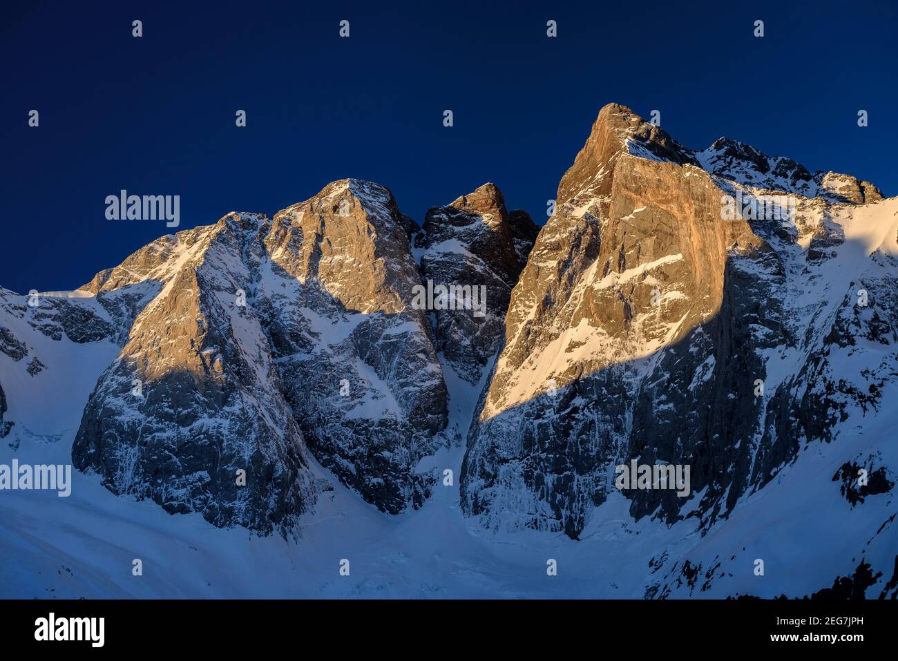 Vignemale im Winter - Sonnenaufgang im Frühling, von der Schutzhütte Oulettes de Gaube aus gesehen (Nationalpark der Pyrenäen, Cauterets, Frankreich) Stockfoto