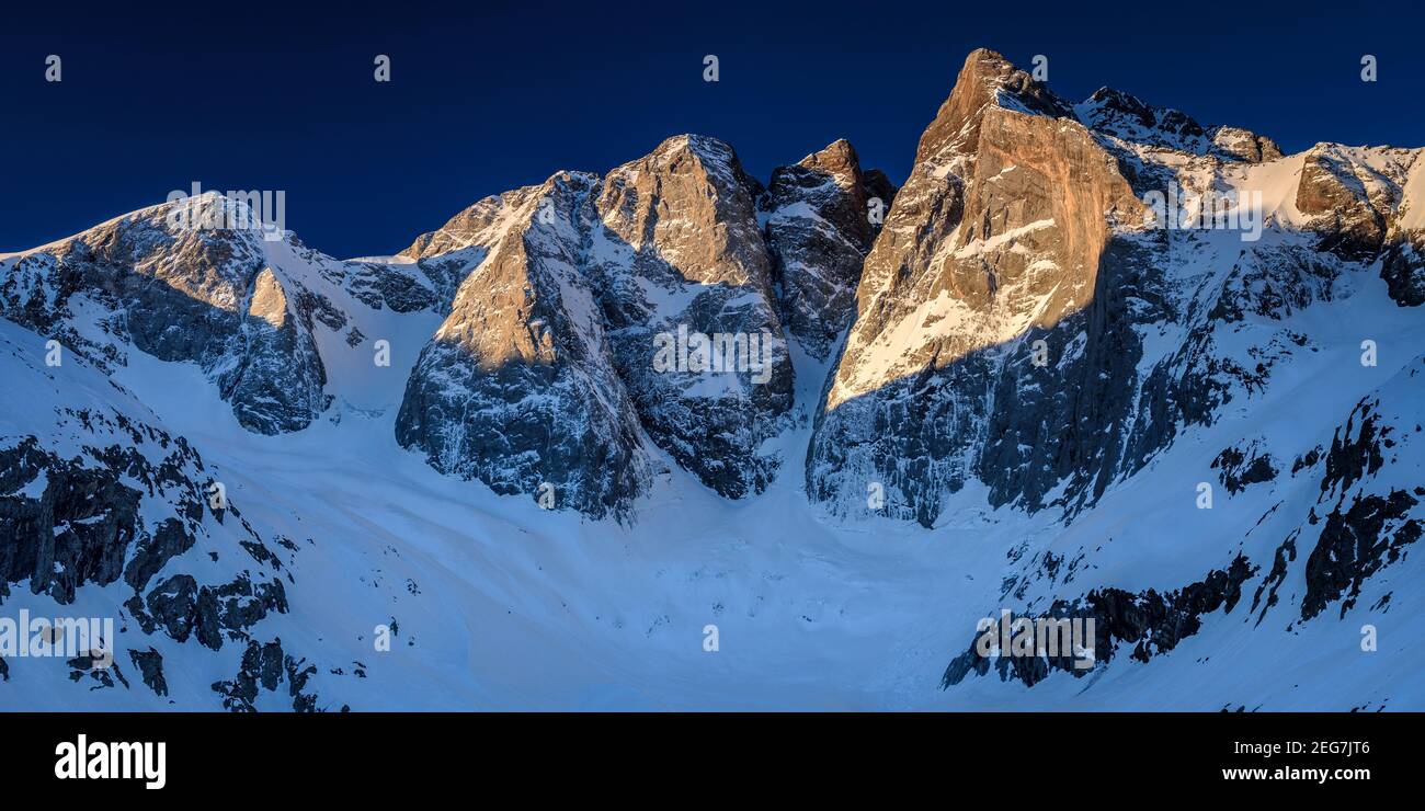 Vignemale im Winter - Sonnenaufgang im Frühling, von der Schutzhütte Oulettes de Gaube aus gesehen (Nationalpark der Pyrenäen, Cauterets, Frankreich) Stockfoto