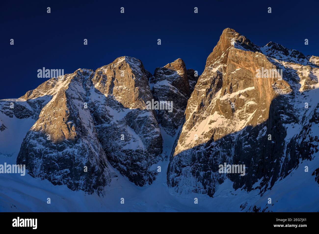 Vignemale im Winter - Sonnenaufgang im Frühling, von der Schutzhütte Oulettes de Gaube aus gesehen (Nationalpark der Pyrenäen, Cauterets, Frankreich) Stockfoto