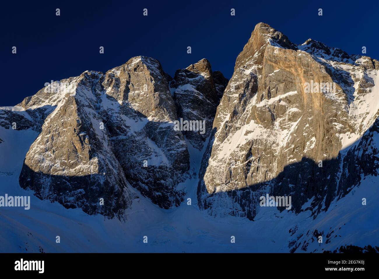 Vignemale im Winter - Sonnenaufgang im Frühling, von der Schutzhütte Oulettes de Gaube aus gesehen (Nationalpark der Pyrenäen, Cauterets, Frankreich) Stockfoto