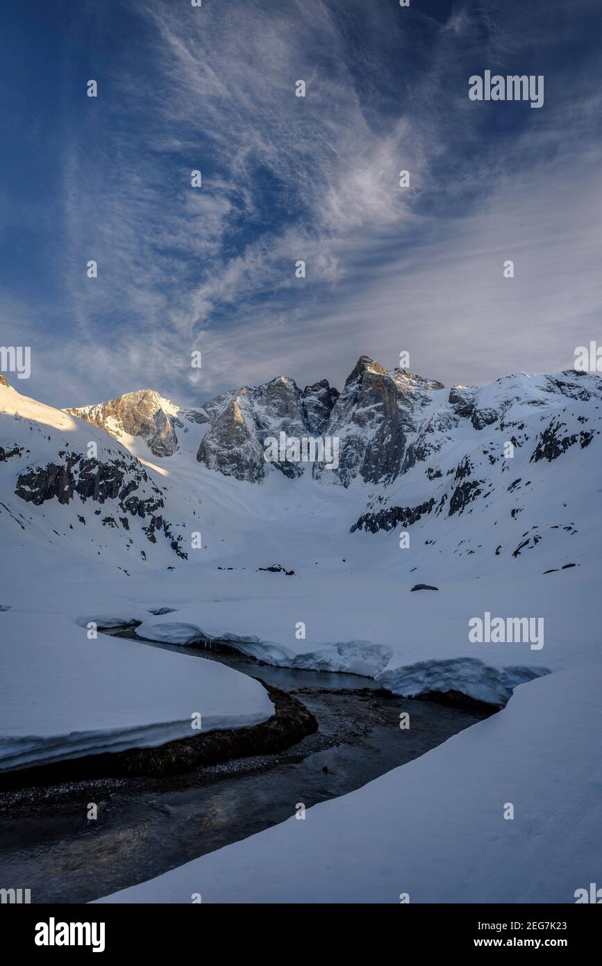 Vignemale im Winter - Sonnenuntergang im Frühling, von der Schutzhütte Oulettes de Gaube (Nationalpark der Pyrenäen, Cauterets, Frankreich) aus gesehen Stockfoto
