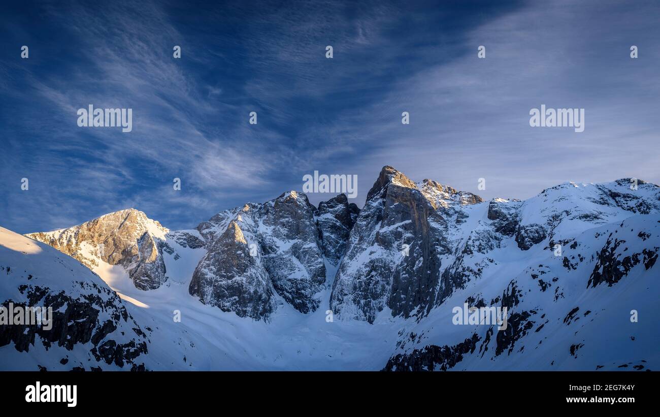 Vignemale im Winter - Sonnenuntergang im Frühling, von der Schutzhütte Oulettes de Gaube aus gesehen (Nationalpark der Pyrenäen, Cauterets, Frankreich) Stockfoto