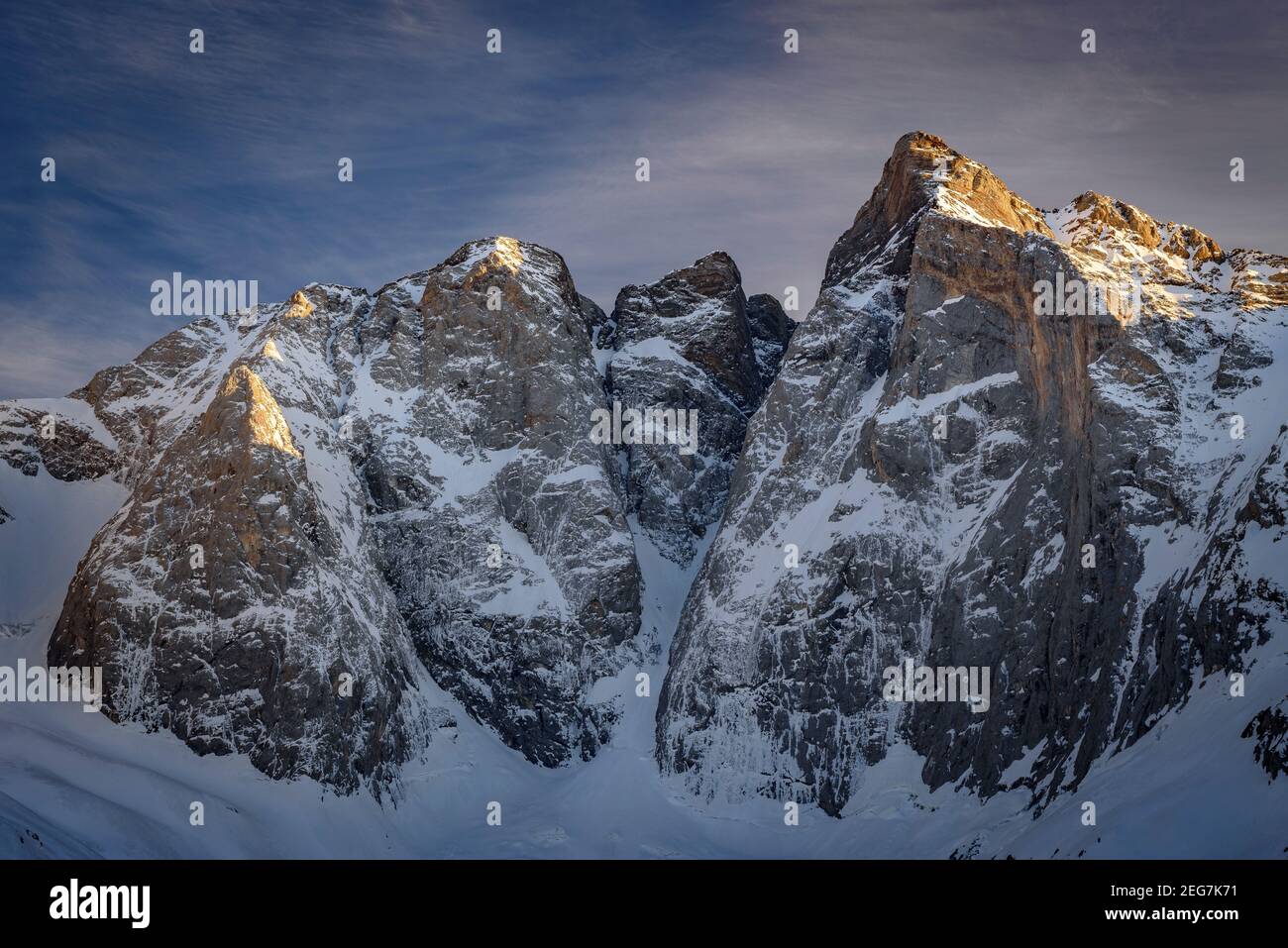 Vignemale im Winter - Sonnenuntergang im Frühling, von der Schutzhütte Oulettes de Gaube aus gesehen (Nationalpark der Pyrenäen, Cauterets, Frankreich) Stockfoto
