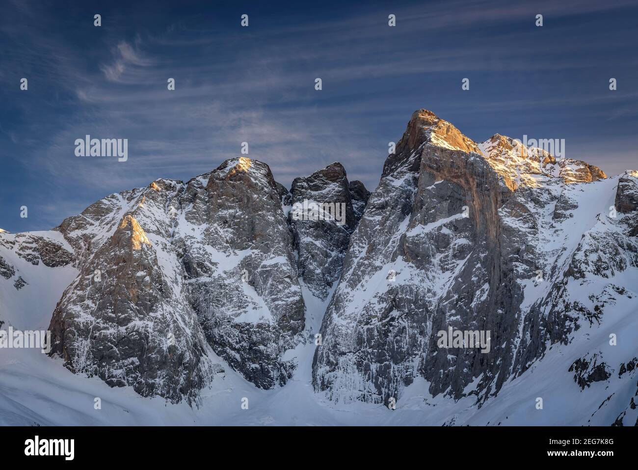 Vignemale im Winter - Sonnenuntergang im Frühling, von der Schutzhütte Oulettes de Gaube aus gesehen (Nationalpark der Pyrenäen, Cauterets, Frankreich) Stockfoto