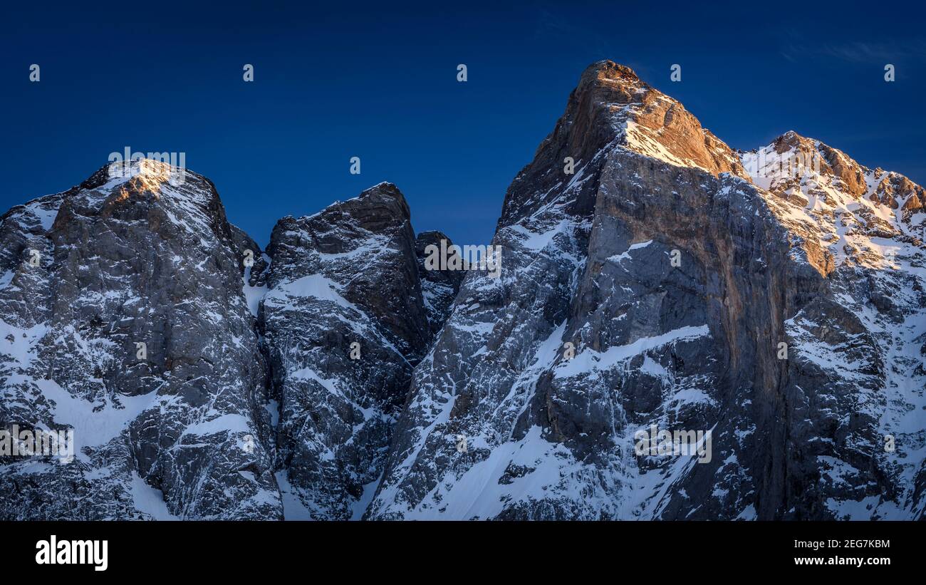 Vignemale im Winter - Sonnenuntergang im Frühling, von der Schutzhütte Oulettes de Gaube aus gesehen (Nationalpark der Pyrenäen, Cauterets, Frankreich) Stockfoto