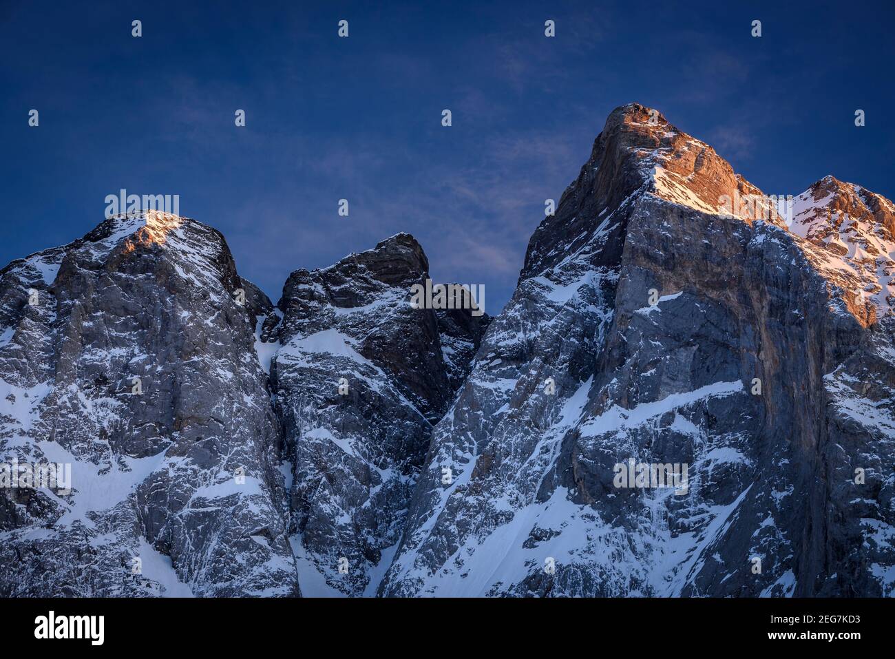 Vignemale im Winter - Sonnenuntergang im Frühling, von der Schutzhütte Oulettes de Gaube aus gesehen (Nationalpark der Pyrenäen, Cauterets, Frankreich) Stockfoto