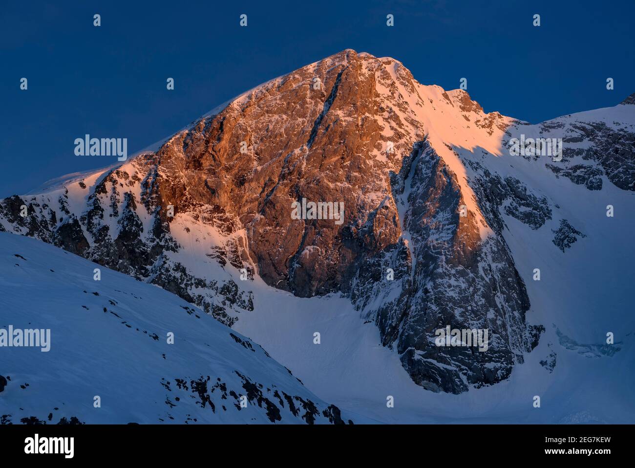 Vignemale im Winter - Sonnenuntergang im Frühling, von der Schutzhütte Oulettes de Gaube aus gesehen (Nationalpark der Pyrenäen, Cauterets, Frankreich) Stockfoto