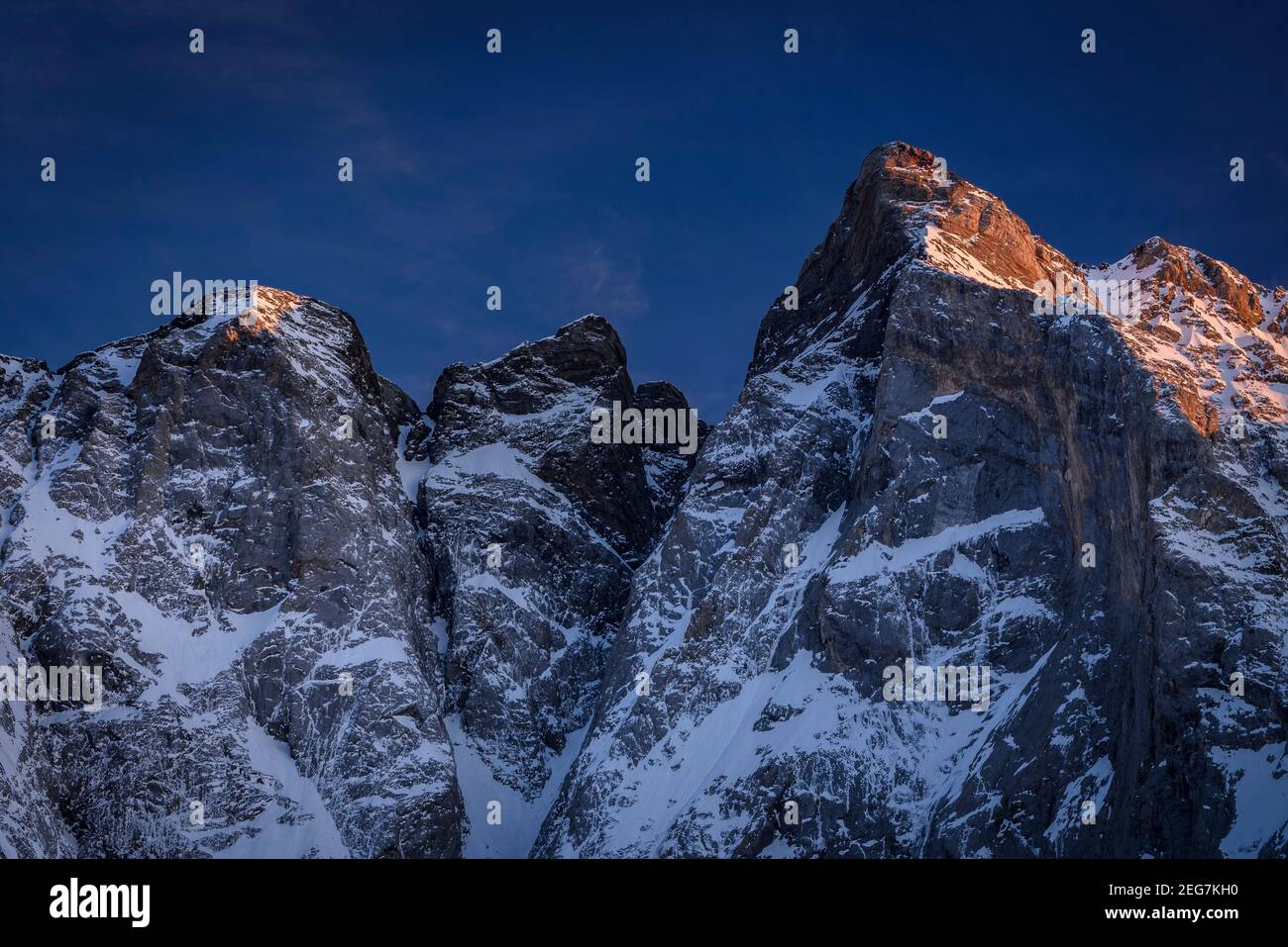 Vignemale im Winter - Sonnenuntergang im Frühling, von der Schutzhütte Oulettes de Gaube aus gesehen (Nationalpark der Pyrenäen, Cauterets, Frankreich) Stockfoto