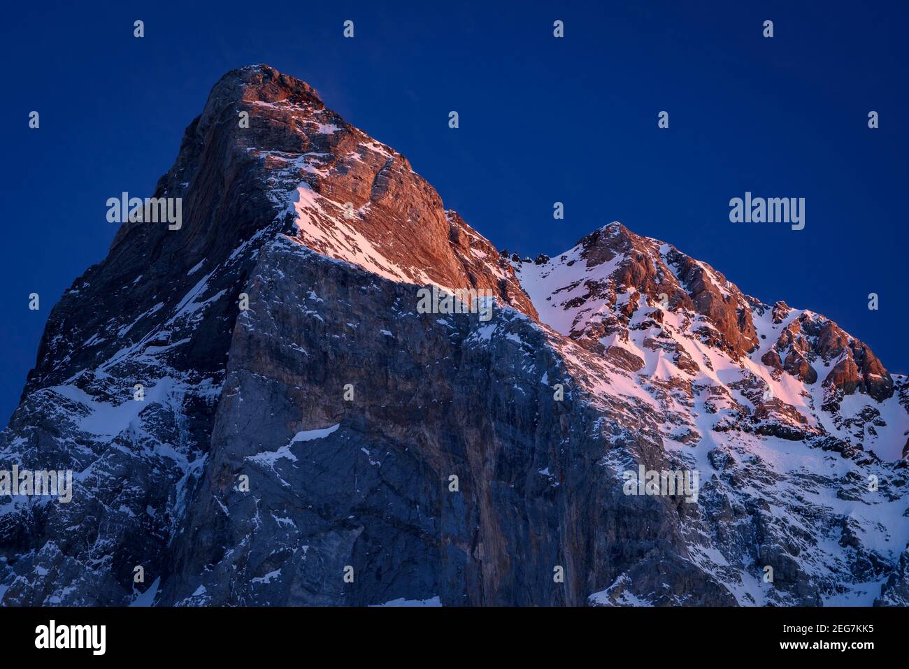 Vignemale im Winter - Sonnenuntergang im Frühling, von der Schutzhütte Oulettes de Gaube aus gesehen (Nationalpark der Pyrenäen, Cauterets, Frankreich) Stockfoto