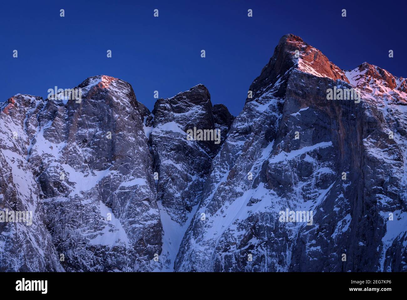 Vignemale im Winter - Sonnenuntergang im Frühling, von der Schutzhütte Oulettes de Gaube aus gesehen (Nationalpark der Pyrenäen, Cauterets, Frankreich) Stockfoto