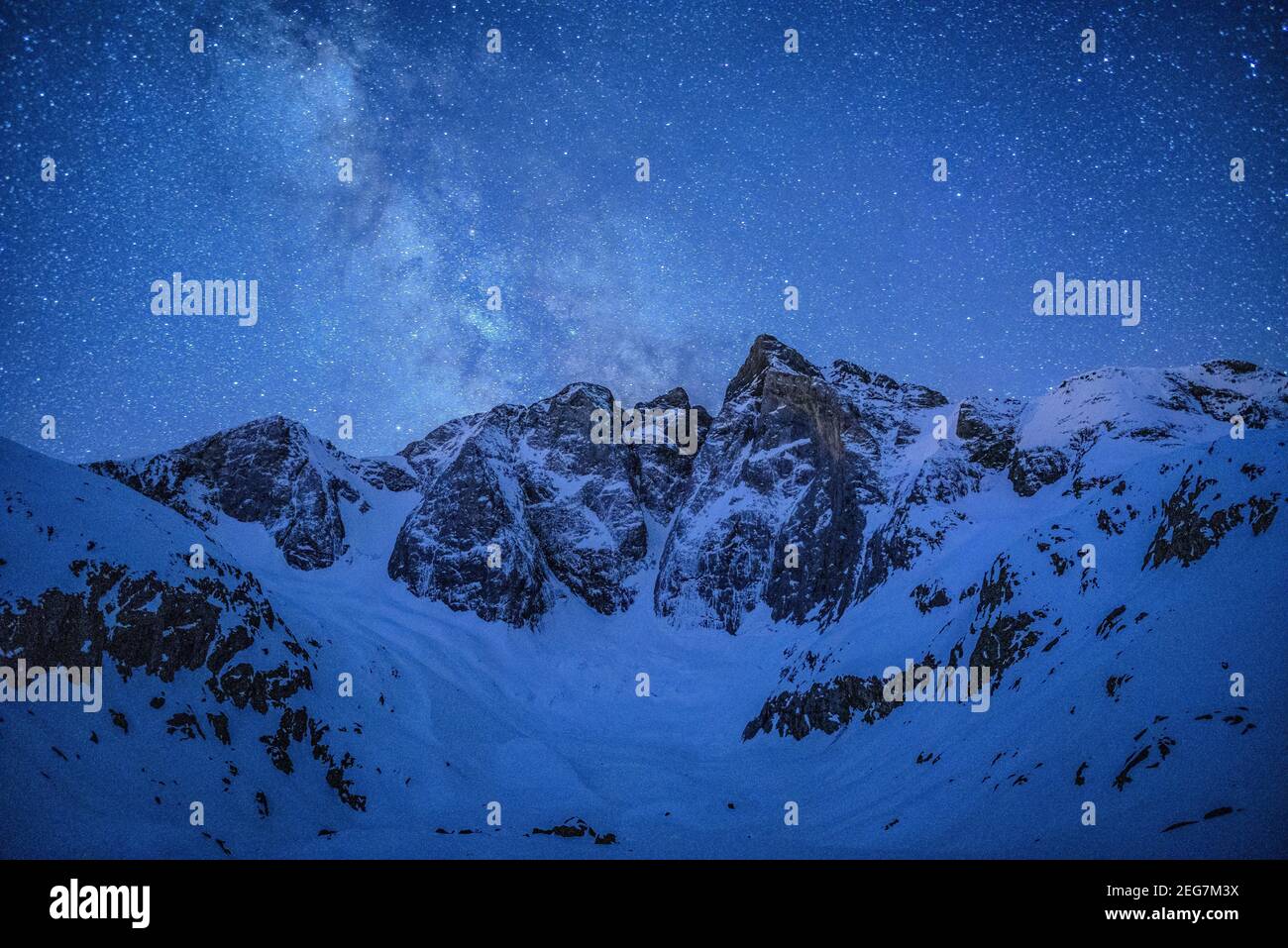 Vignemale in einer Winternacht mit der Milchstraße von der Schutzhütte Oulettes de Gaube aus gesehen (Nationalpark der Pyrenäen, Cauterets, Frankreich) Stockfoto