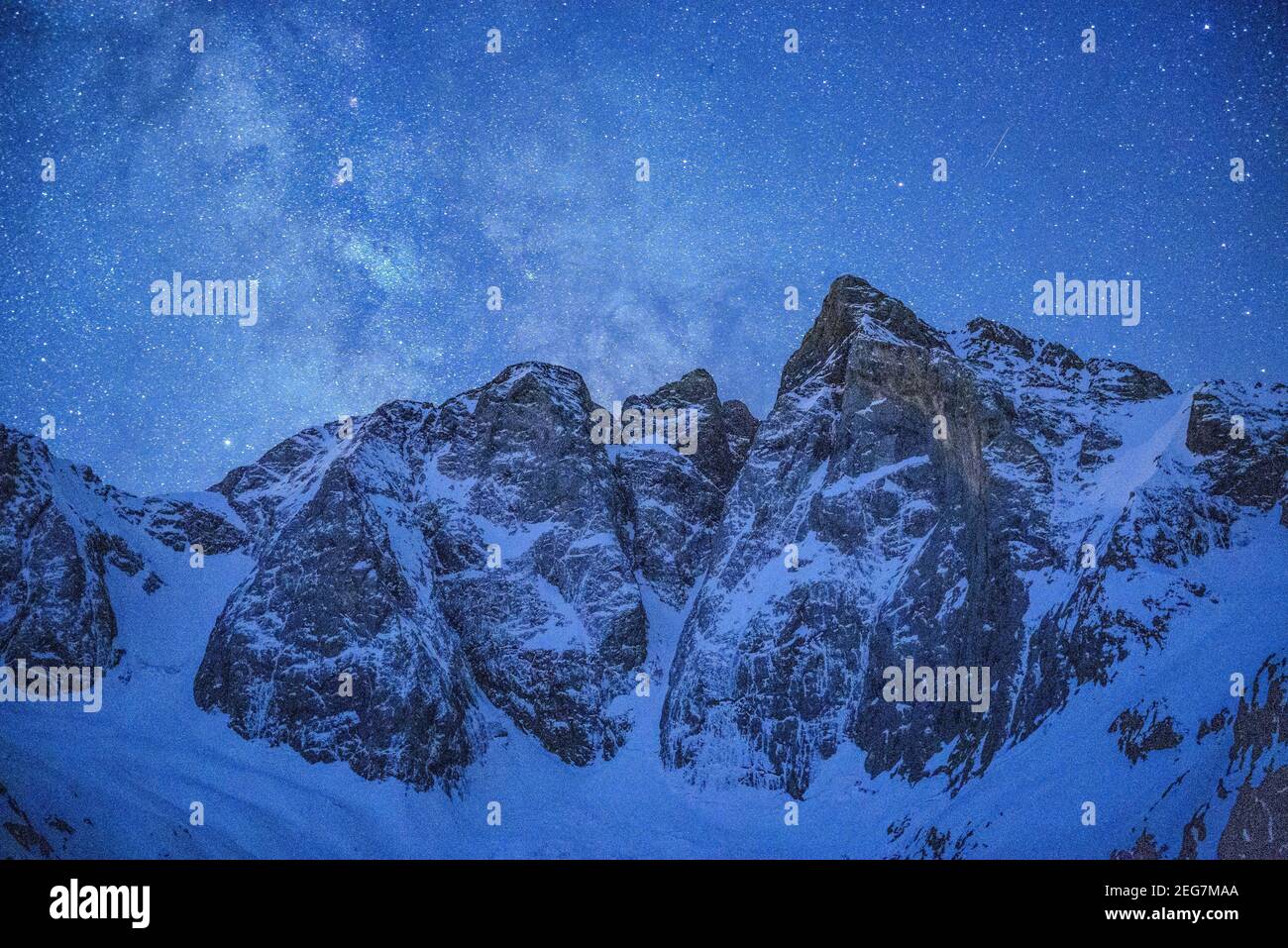 Vignemale in einer Winternacht mit der Milchstraße von der Schutzhütte Oulettes de Gaube aus gesehen (Nationalpark der Pyrenäen, Cauterets, Frankreich) Stockfoto