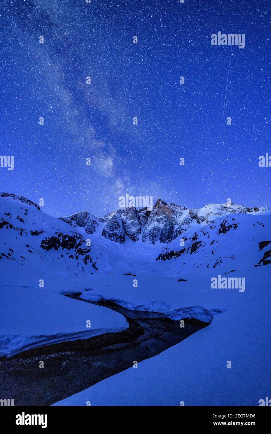 Vignemale in einer Winternacht mit der Milchstraße von der Schutzhütte Oulettes de Gaube aus gesehen (Nationalpark der Pyrenäen, Cauterets, Frankreich) Stockfoto