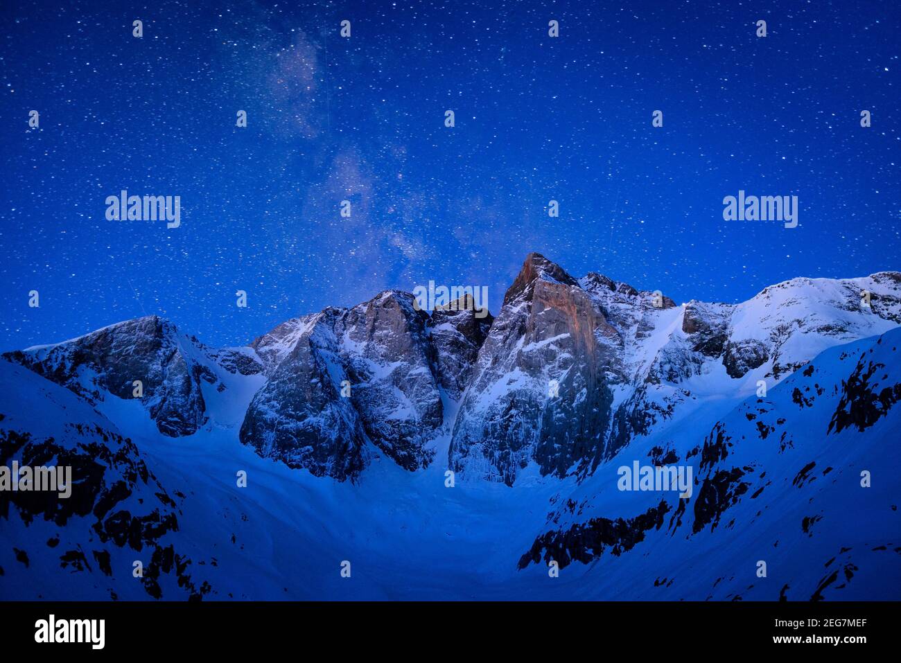 Vignemale in einer Winternacht mit der Milchstraße von der Schutzhütte Oulettes de Gaube aus gesehen (Nationalpark der Pyrenäen, Cauterets, Frankreich) Stockfoto