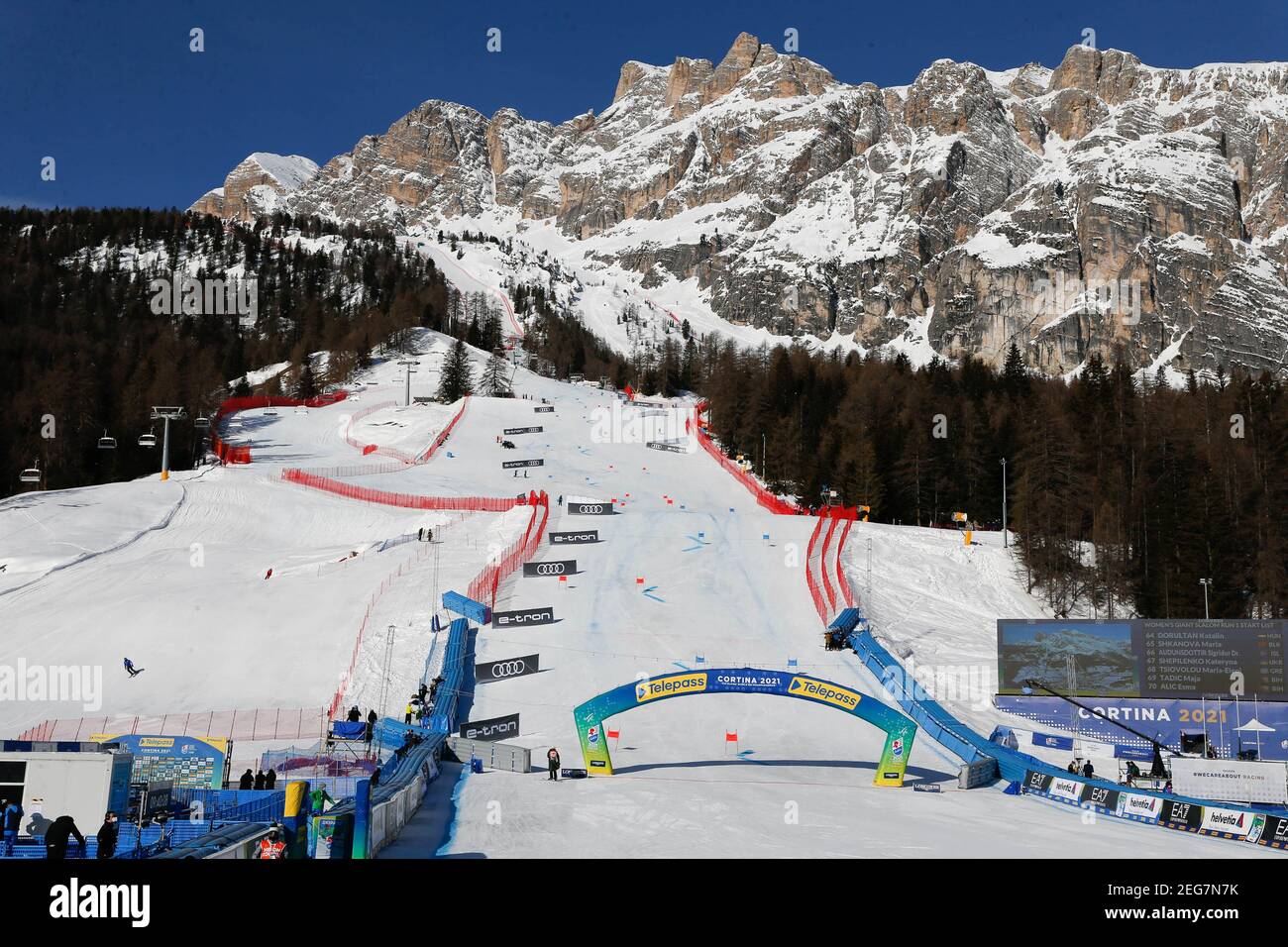 Cortina, Italien. Feb 18 2021: - Olympia delle Tofane Panoramablick während 2021 FIS Alpine Skiweltmeisterschaften - Riesenslalom - Damen, alpines Skirennen in Cortina (BL), Italien, Februar 18 2021 (Foto by IPA/Sipa USA) Credit: SIPA USA/Alamy Live News Stockfoto