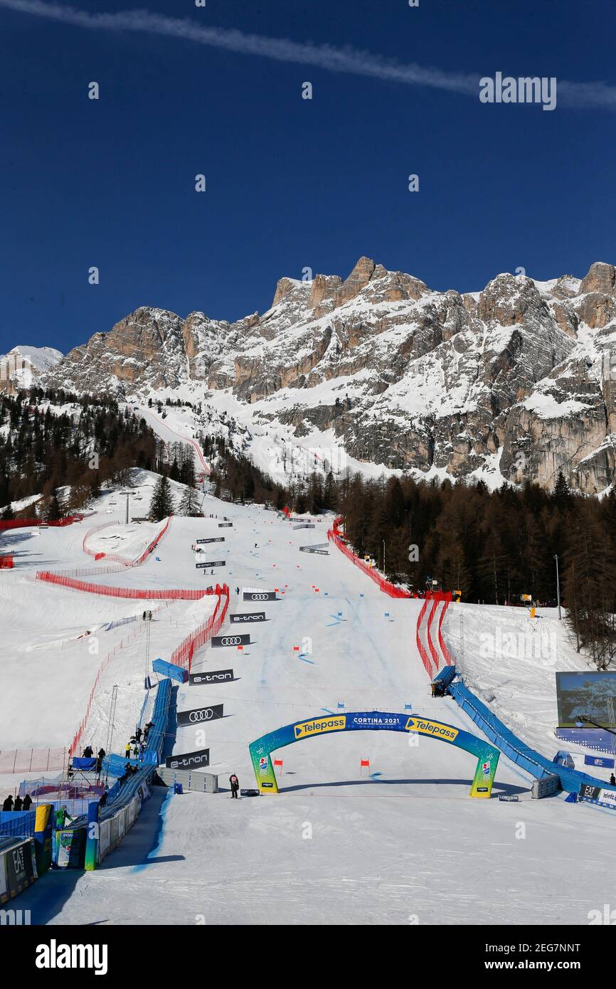 Cortina, Italien. Feb 18 2021: - Olympia delle Tofane Panoramablick während 2021 FIS Alpine Skiweltmeisterschaften - Riesenslalom - Damen, alpines Skirennen in Cortina (BL), Italien, Februar 18 2021 (Foto by IPA/Sipa USA) Credit: SIPA USA/Alamy Live News Stockfoto