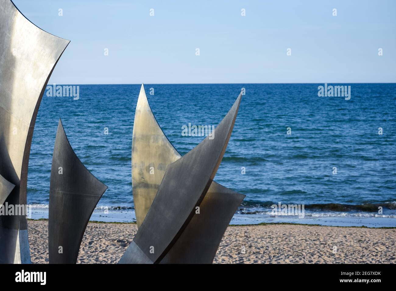 NORMANDIE, FRANKREICH - 4. Juli 2017: Denkmal für das schöne Detail am historischen Strand namens Omaha Beach in Vierville-sur-Mer, aus der Schlacht von No Stockfoto