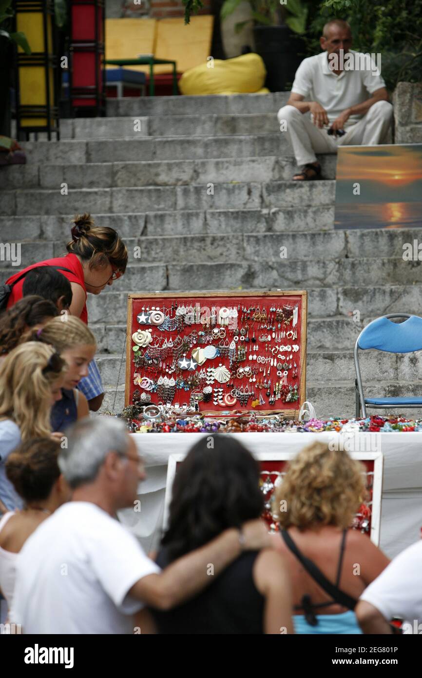 Ein Straßenmarkt in einer Gasse im Zentrum der Altstadt von Taormina in der Provinz Sizilien in Italien. Italien, Sizilien, Oktober 2014 Stockfoto