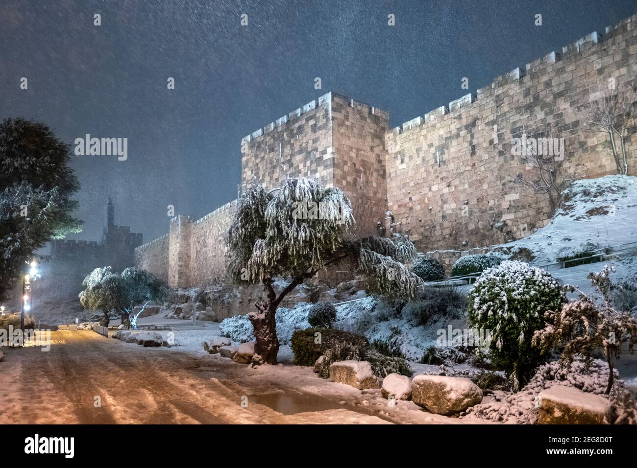 JERUSALEM, ISRAEL - FEBRUAR 17: Blick auf den westlichen Rand der Altstadt bei Schneefall am 17. Februar 2020 in Jerusalem, Israel. Jerusalem bedeckt durch ersten Schnee in sechs Jahren erreicht sieben bis 10 Zentimeter (drei bis vier Zoll) über Nacht. Stockfoto