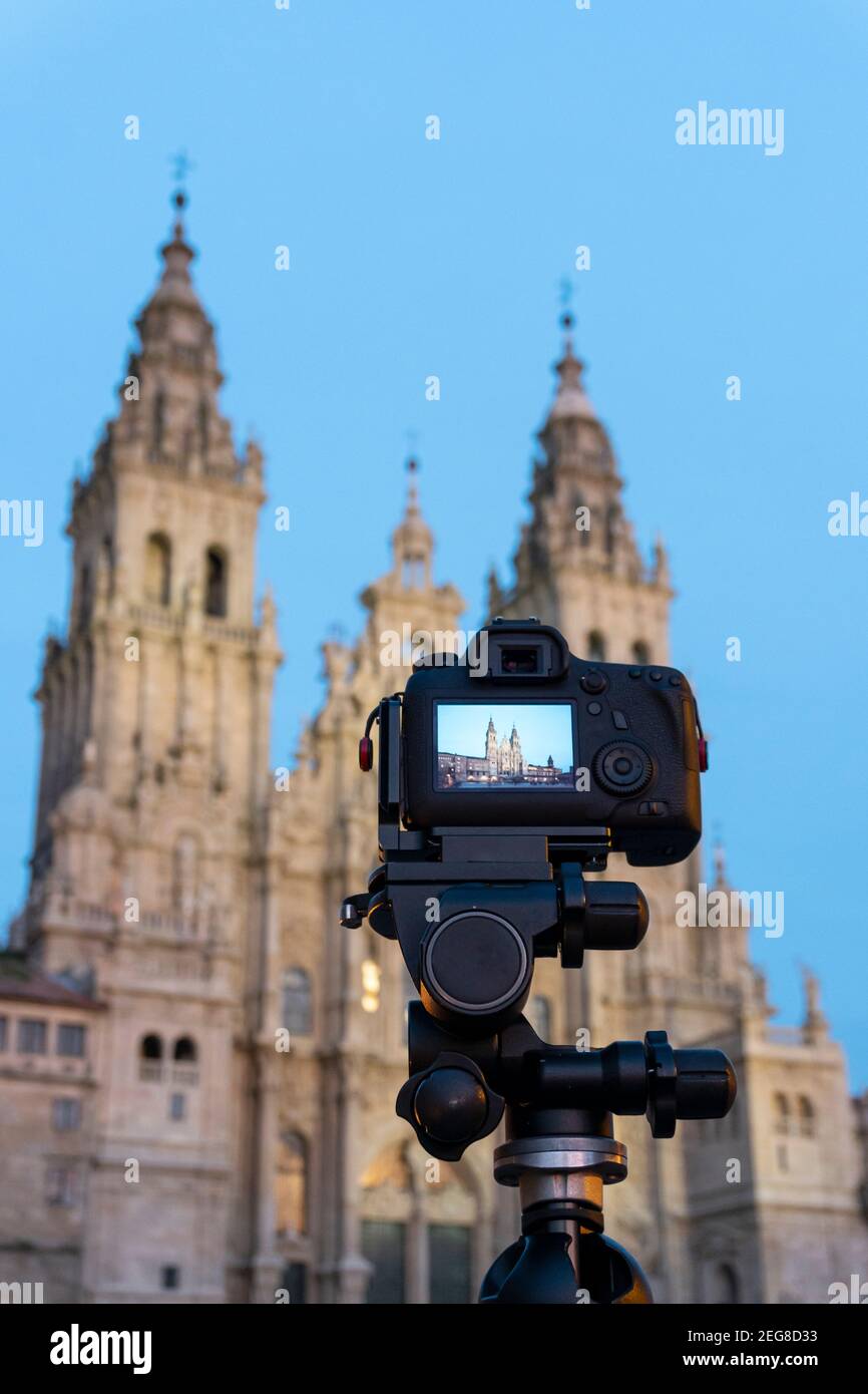 DSLR-Fotokamera mit digitalem Display, das die Kathedrale von Santiago de Compostela in der Abenddämmerung zeigt. Touristische Point Fotografie von Galicien, Spanien. Speicherplatz kopieren Stockfoto