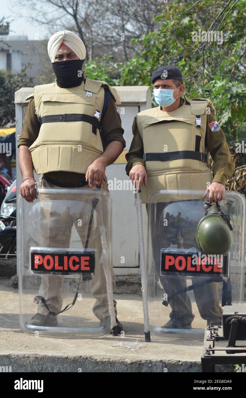 Jammu Und Kaschmir, Indien. Februar 2021, 18th. Der Polizist steht Wache während der Proteste der Bauern gegen die jüngsten Agrarreformen der Zentralregierung am 18. Februar 2021 auf einer Eisenbahnstrecke in Jammu und Kaschmir. (Foto von Bikas Bhagat/INA Photo Agency/Sipa USA) Quelle: SIPA USA/Alamy Live News Stockfoto