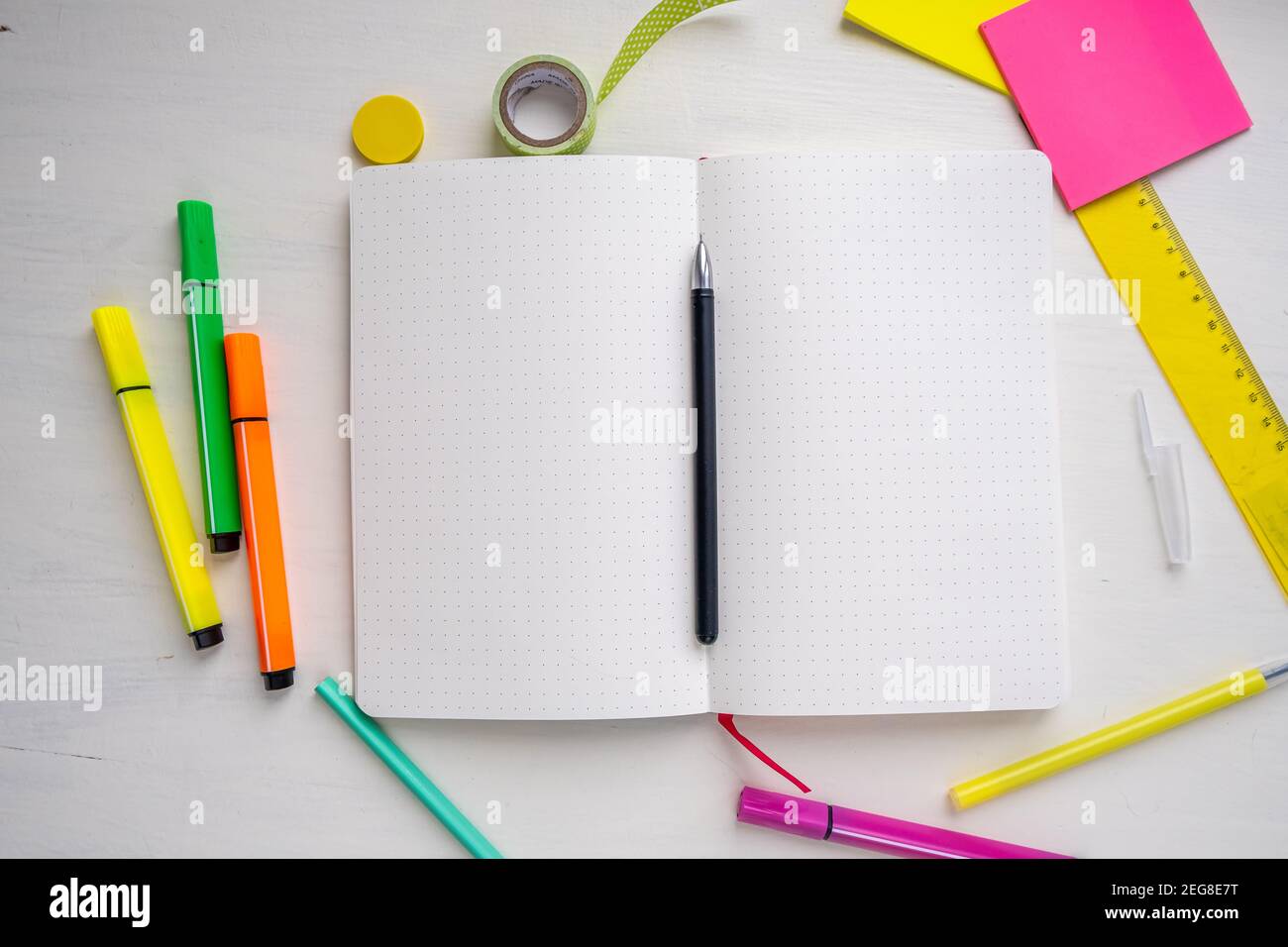 Öffnen Sie leere Planer mit gepunkteten Seiten mit einem Stift, Marker, Lineal, Aufkleber.. Planung und intelligentes Zeitmanagement-Konzept Stockfoto