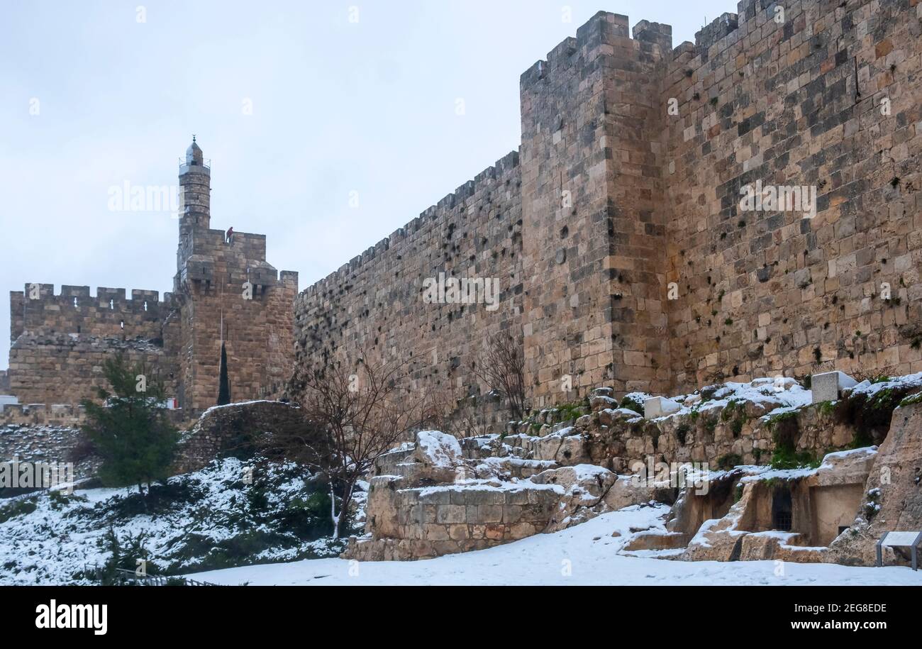 JERUSALEM, ISRAEL - FEBRUAR 17: Blick auf den westlichen Rand der Altstadt bei Schneefall am 17. Februar 2020 in Jerusalem, Israel. Jerusalem bedeckt durch ersten Schnee in sechs Jahren erreicht sieben bis 10 Zentimeter (drei bis vier Zoll) über Nacht. Stockfoto