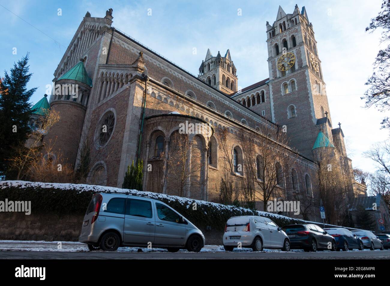 München, 13. Februar 2021: Blick auf die römisch-katholische Pfarrkirche St. Maximilian. Es wurde am Anfang des XX Jahrhunderts in der Romanesqu gebaut Stockfoto