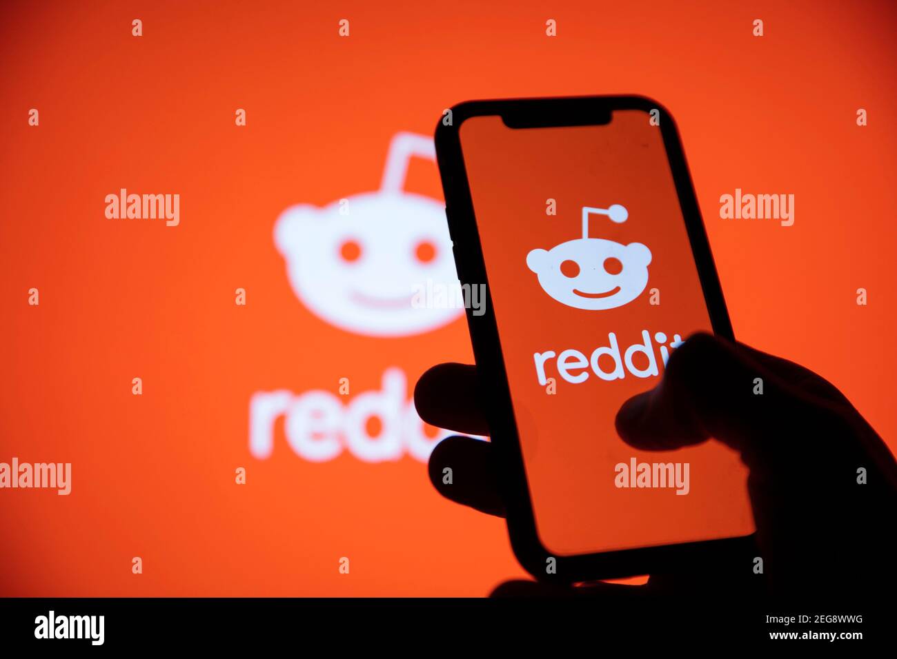 LONDON, UK - Februar 2021: Reddit-Logo auf einem Smartphone-Gerät angezeigt Stockfoto